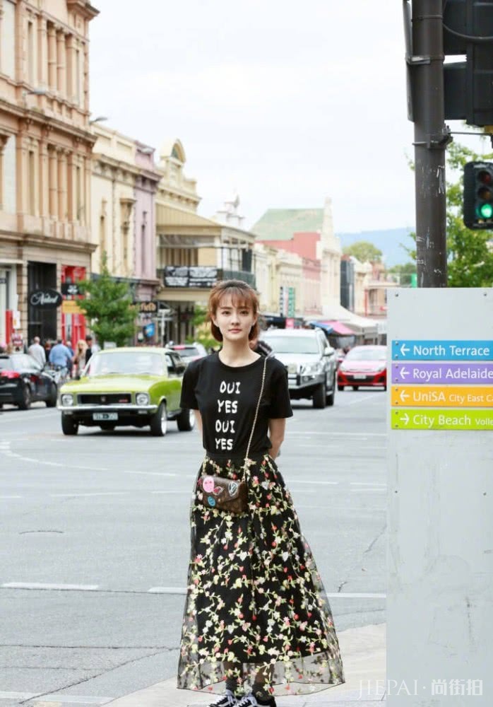 徐璐将绿色袜靴当裤子穿时髦又个性，一般人不敢这样穿