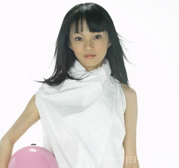 张韶涵最新造型,穿透视连衣裙意外美回18岁