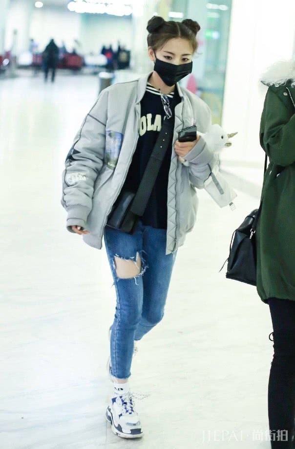 杨超越顶着两个“包子”扮可爱!