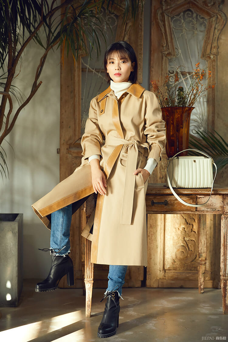 刘涛驼色风衣气场全开,短发嫩回21岁