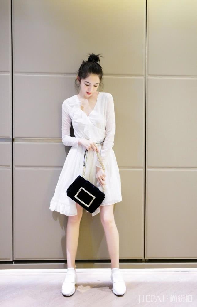 古力娜扎这身搭配光鞋子包包就花了3多,不过穿上美成仙女了