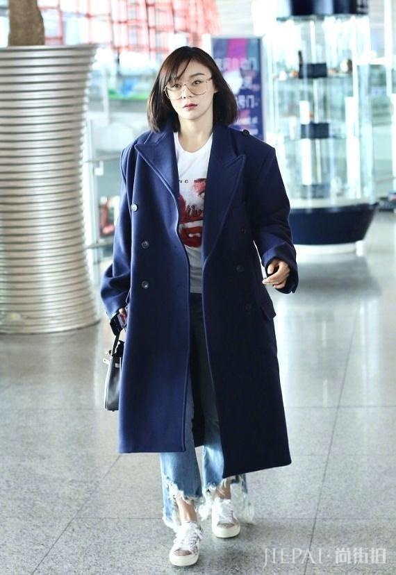 全智贤和袁姗姗同穿蓝色大衣!