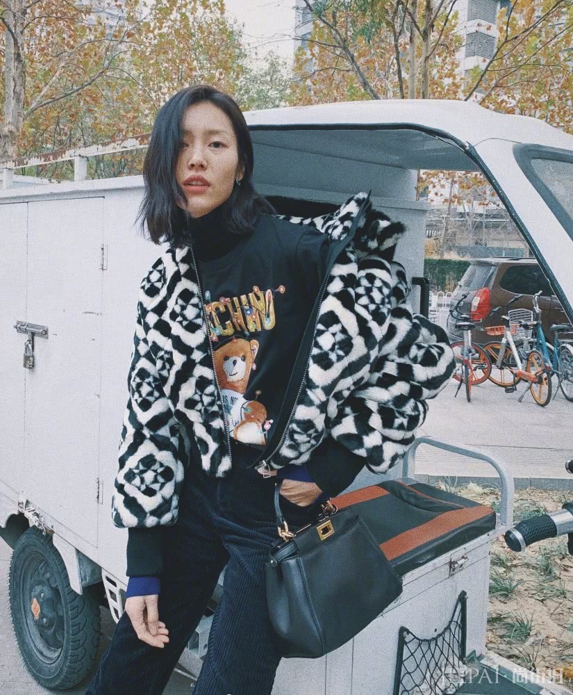 刘雯豹纹外套搭配粉色卫衣尽显青春活力，越长越漂亮