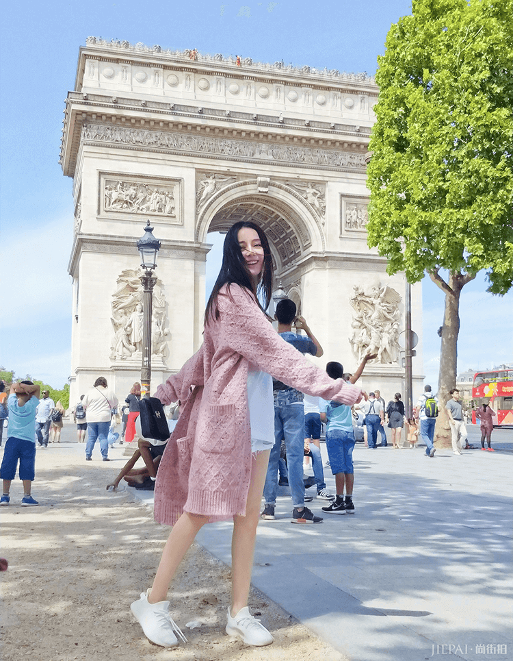 迪丽热巴变身18岁青春少女，风格多变不重样