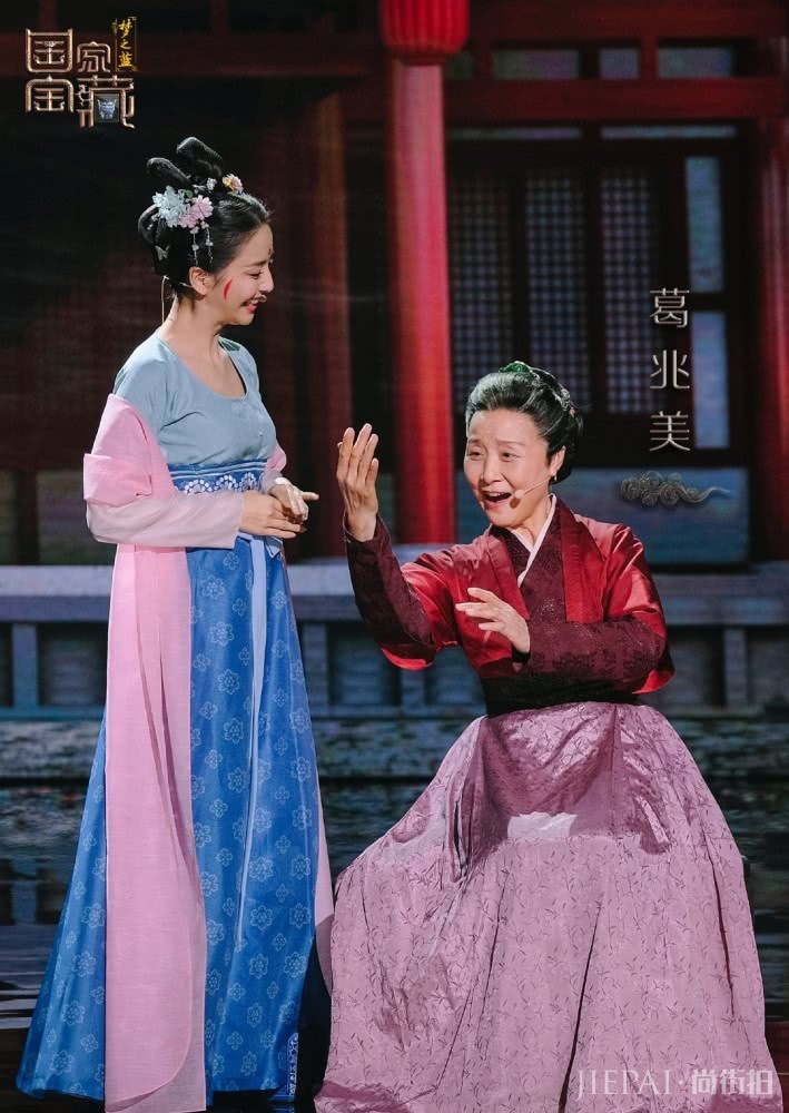 《国家宝藏》中佟丽娅穿襦裙温婉典雅极了，真漂亮