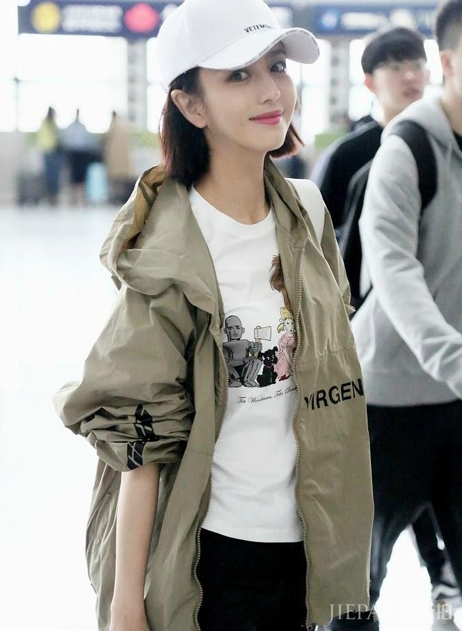 佟丽娅法式裙穿成白胖子，还以为好事将近了！