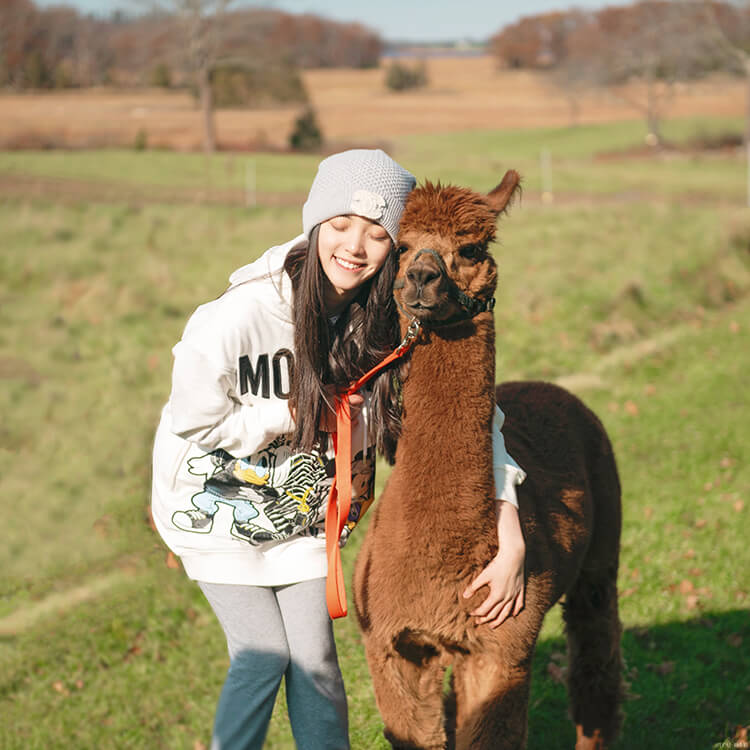 欧阳娜娜简约的全黑打扮酷劲又俏皮