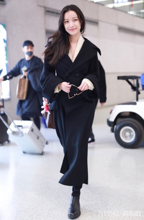 倪妮穿得松松垮垮，完全是靠颜值撑着！