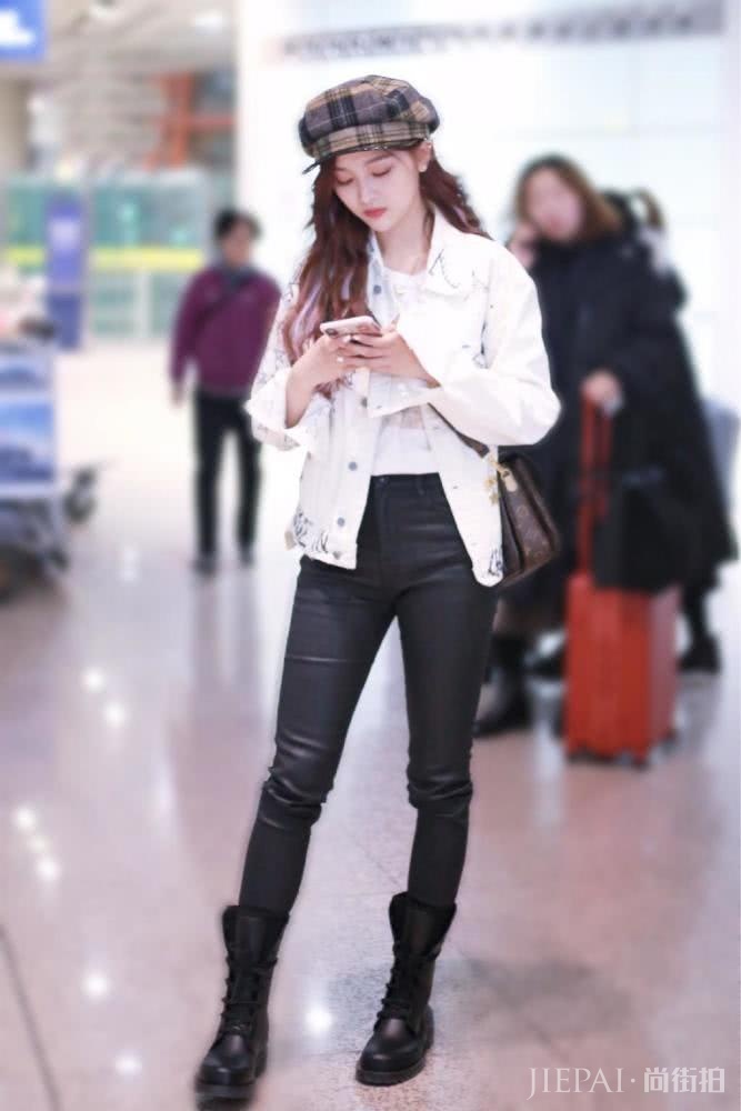 吴宣仪皮裤+短靴,卷发披肩戴贝雷帽,美成了“漫画少女”