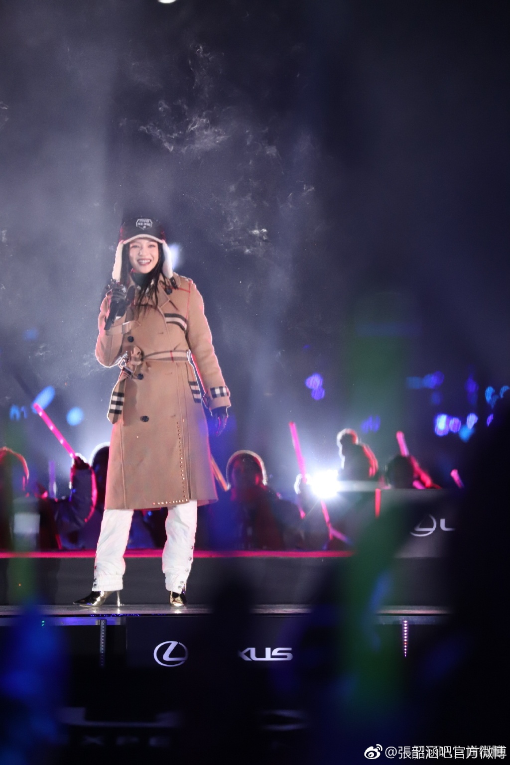 张韶涵的跨年演唱会造型美呆了,戴上帽子保暖又时髦!