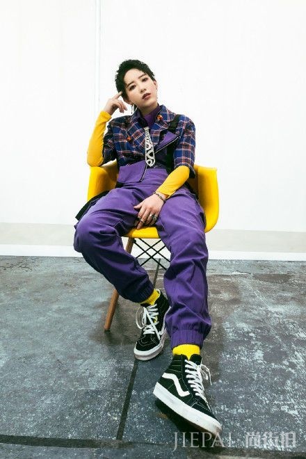 提亮整身造型用明媚的黄色系做内搭