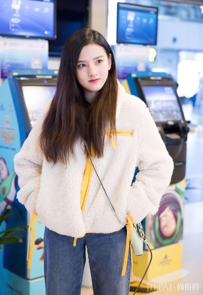 宋祖儿斜挎“金猪”受疯狂追捧，成了新带货女王？