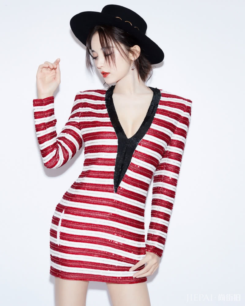 微博之夜,古力娜扎身材就是好,唐嫣C位笑起来还是那么甜