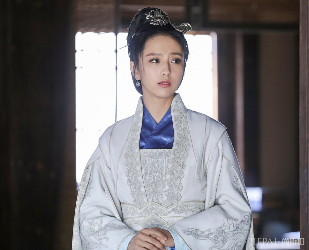 《国家宝藏》中佟丽娅穿襦裙温婉典雅极了，真漂亮