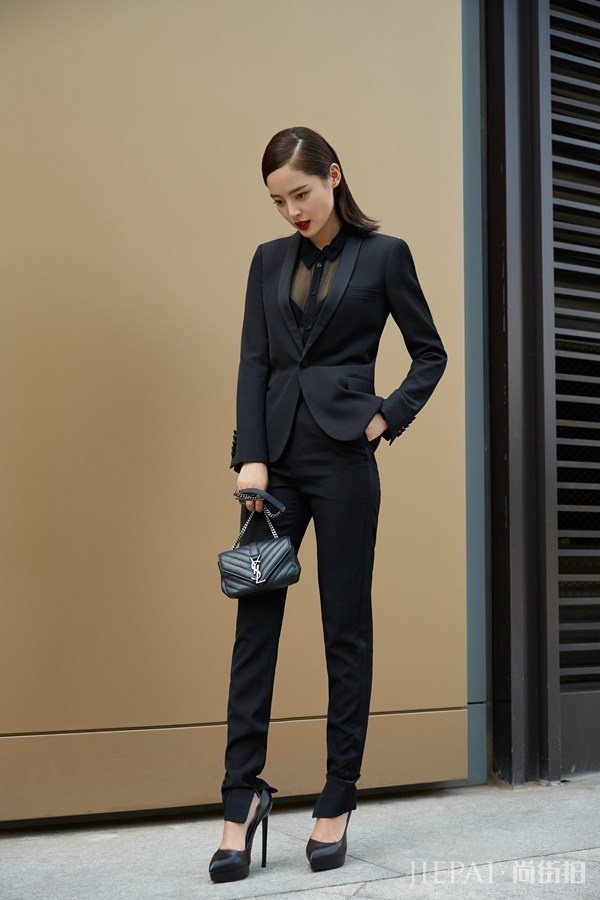 辛芷蕾针织百褶裙配黑色靴子，侧躺造型满分