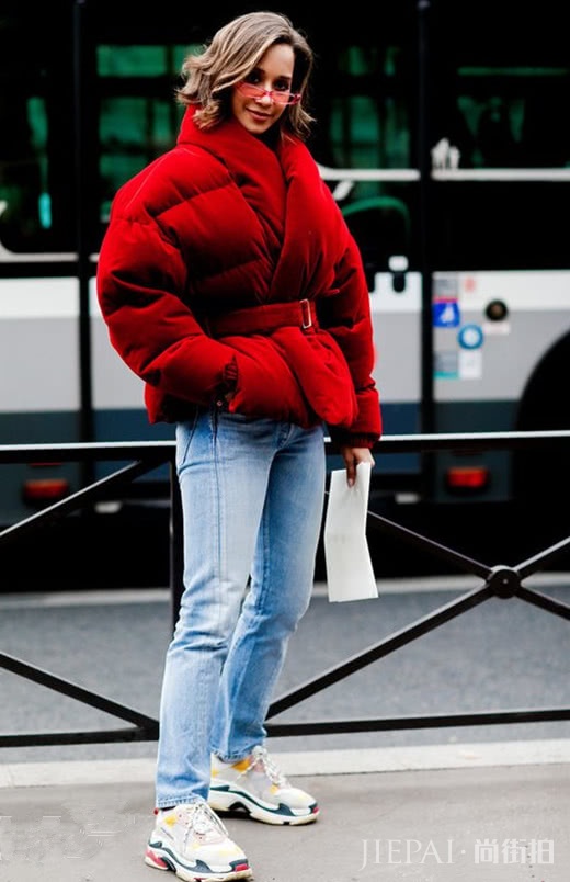 街拍示范 这几款红色羽绒服的搭配让你冬季暖暖的