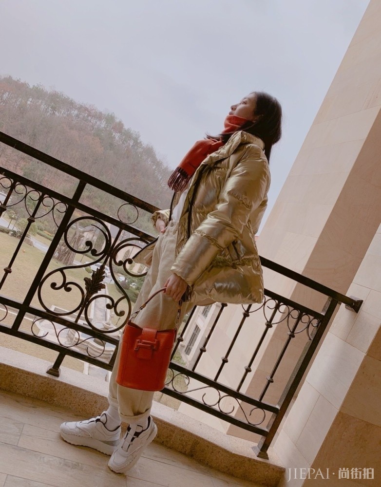 江疏影金色棉衣气场炸裂!