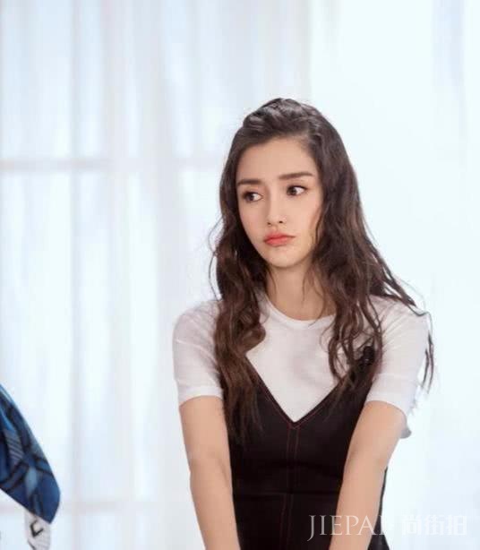 刘亦菲卷发造型自带柔美，为她的仙气加分！