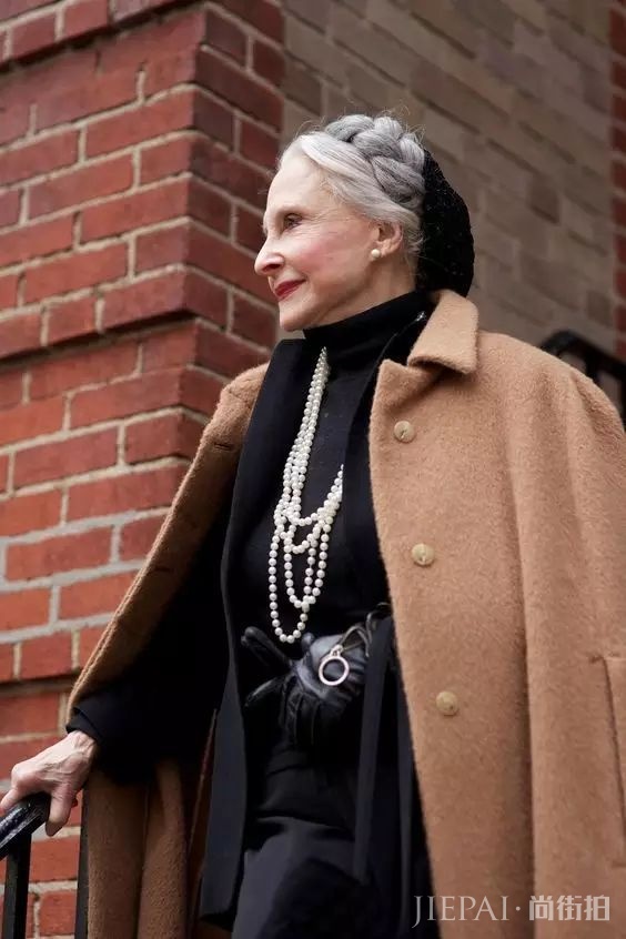 人手一件的驼色大衣,显贵又显瘦?