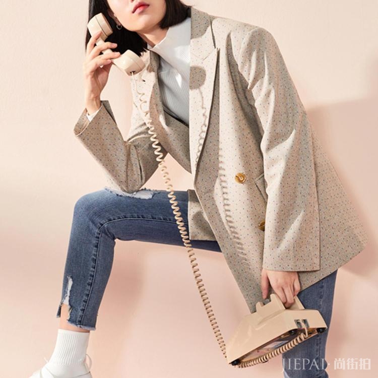 穿腻了大衣和外套？今年冬天流行穿它！