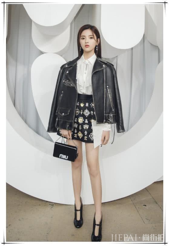 杨超越离开浓妆加持眼睛暗淡又无神