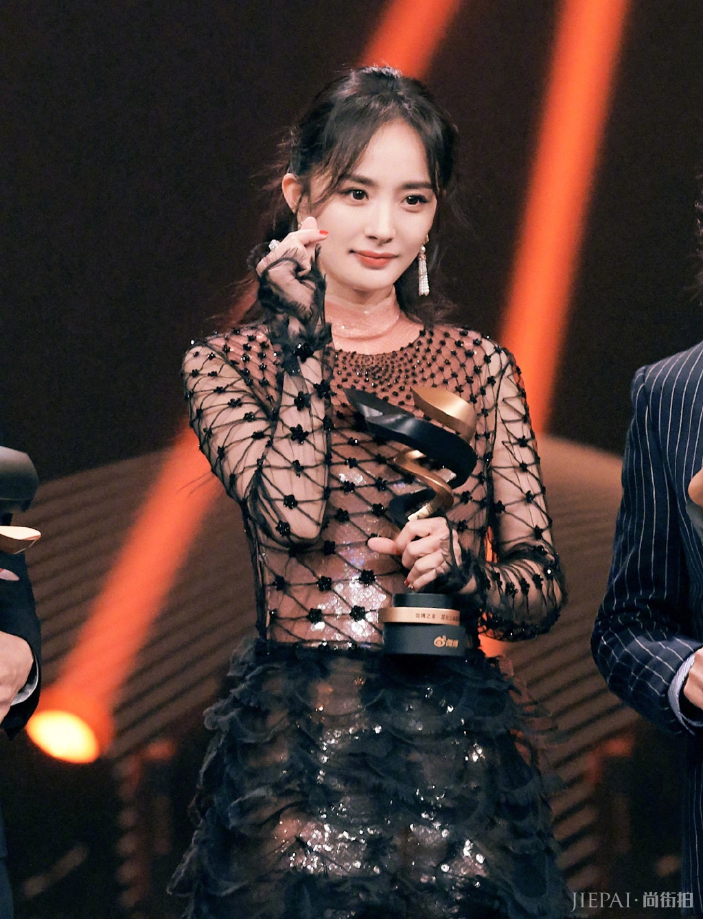 杨幂一身黑色连衣裙穿搭意外减龄