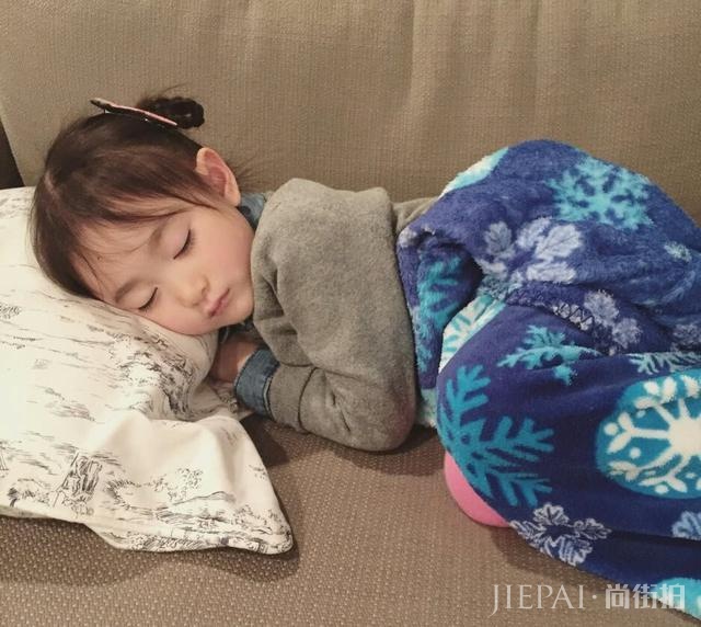 李安琪晒女儿前后对比照,奥莉扎哪吒头,真是时尚界的弄潮儿!