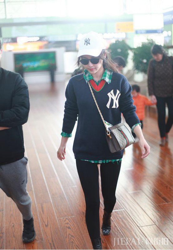 御姐陈乔恩PK辣妈张嘉倪,日常私服中搭配下谁才更胜一筹?