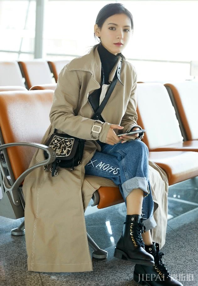 张予曦毛穗流苏装饰包,用“钢圈流苏”!