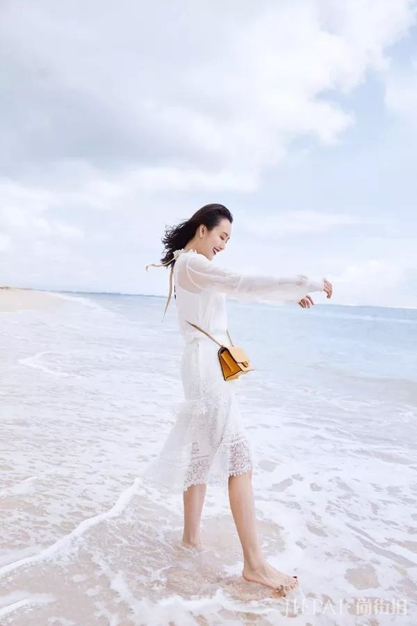 王鸥海旅拍大片慵懒怡人，体态自然美又高级了