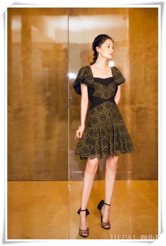 李沁白衣配蓝裤少女感太强,不留神美回18岁