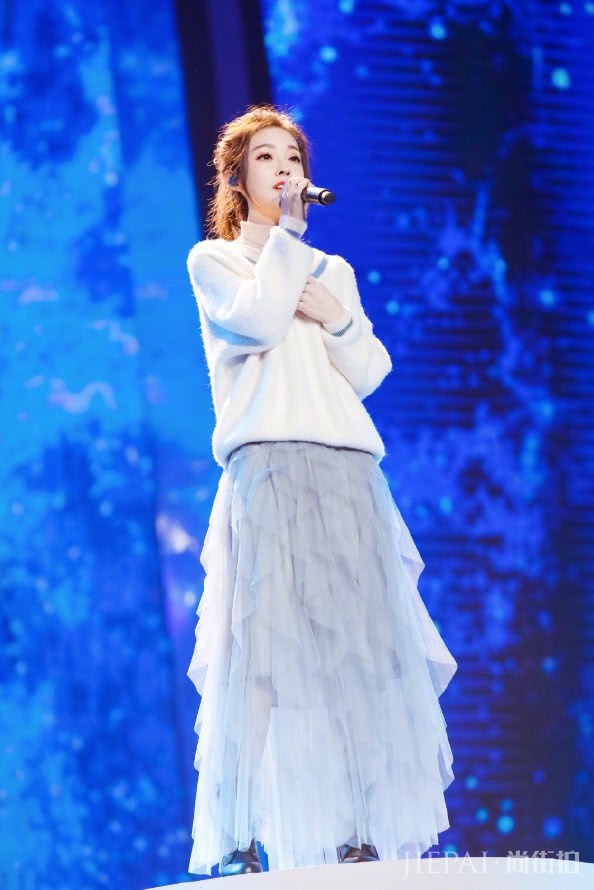 冯提莫身高不够鞋子来凑,却还是矮了一截!