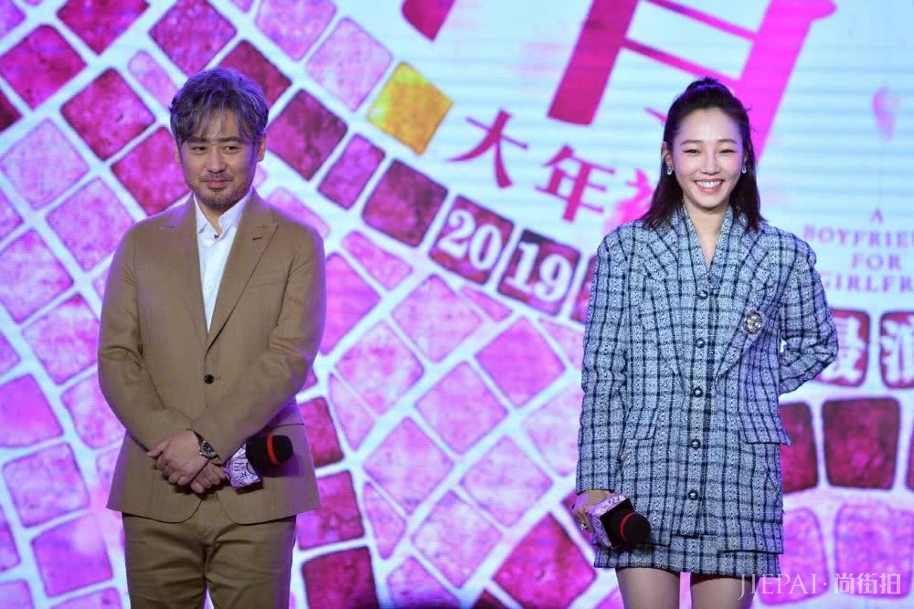 白百何换发型后越来越美，半丸子头搭西装，大长腿惊艳