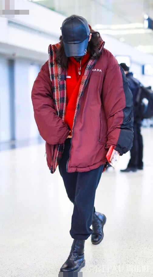 欧阳娜娜竟将阔腿裤穿出了紧身效果,脚踝细到惊人!