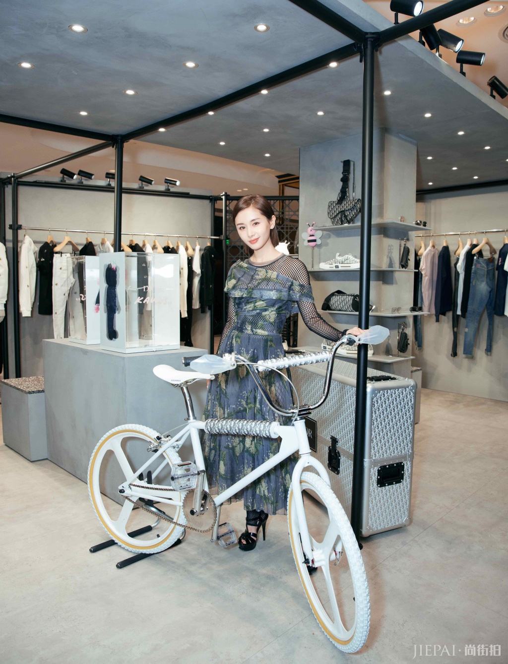 迪奥酒会群星聚会，王珞丹上演都市轻熟魅力，李诗颖古典风显诗意！