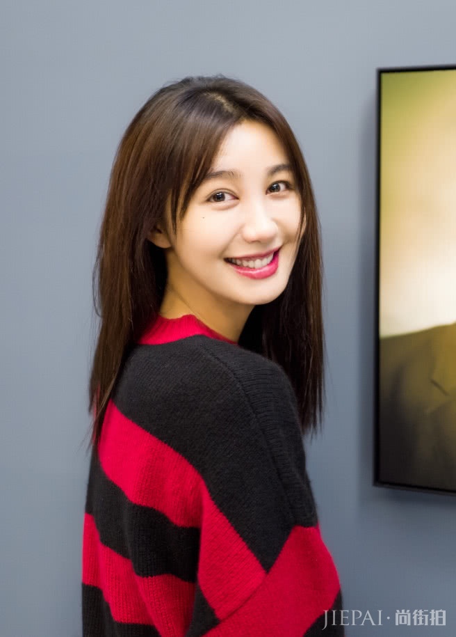 李菲儿的韩式穿搭,将毛衣穿出了初恋的味道!