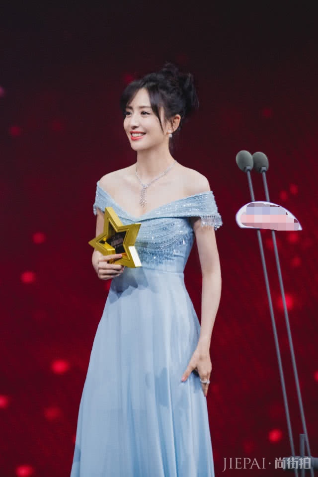 佟丽娅浅蓝色连衣裙搭丸子头，“胖”成小仙女