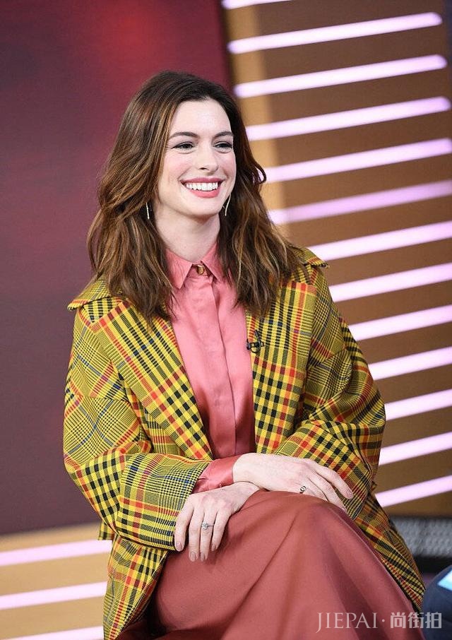 安妮海瑟薇身穿红裙黄外套,复古风太有韵味了