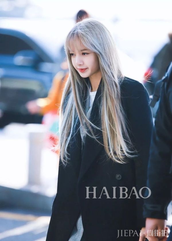 “人间芭比”Lisa的发色也是Real好看了!