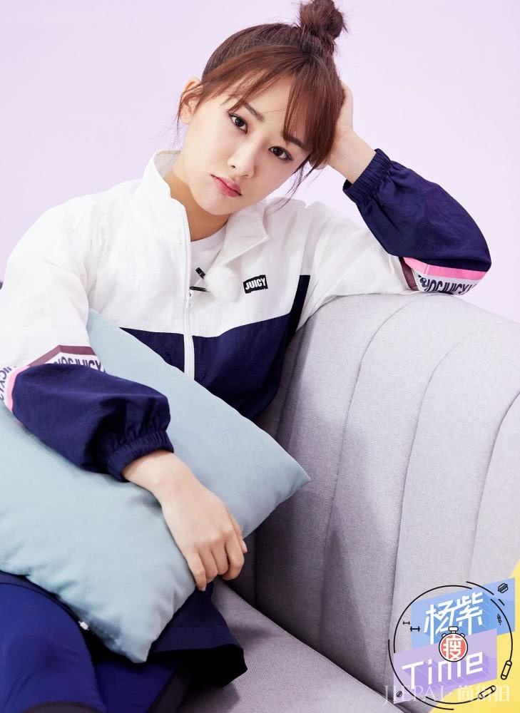杨紫扎丸子穿运动衣也能可爱俏皮似少女