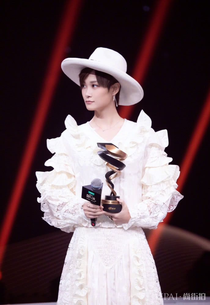 李宇春穿粉色褶皱上衣配半身裙浪漫复古,美得像一幅画