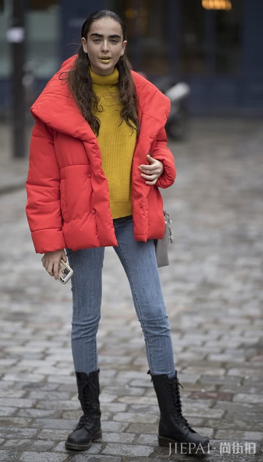 街拍示范 这几款红色羽绒服的搭配让你冬季暖暖的