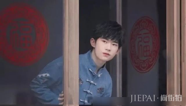 易烊千玺微微卷+空气刘海,整个人又精致许多