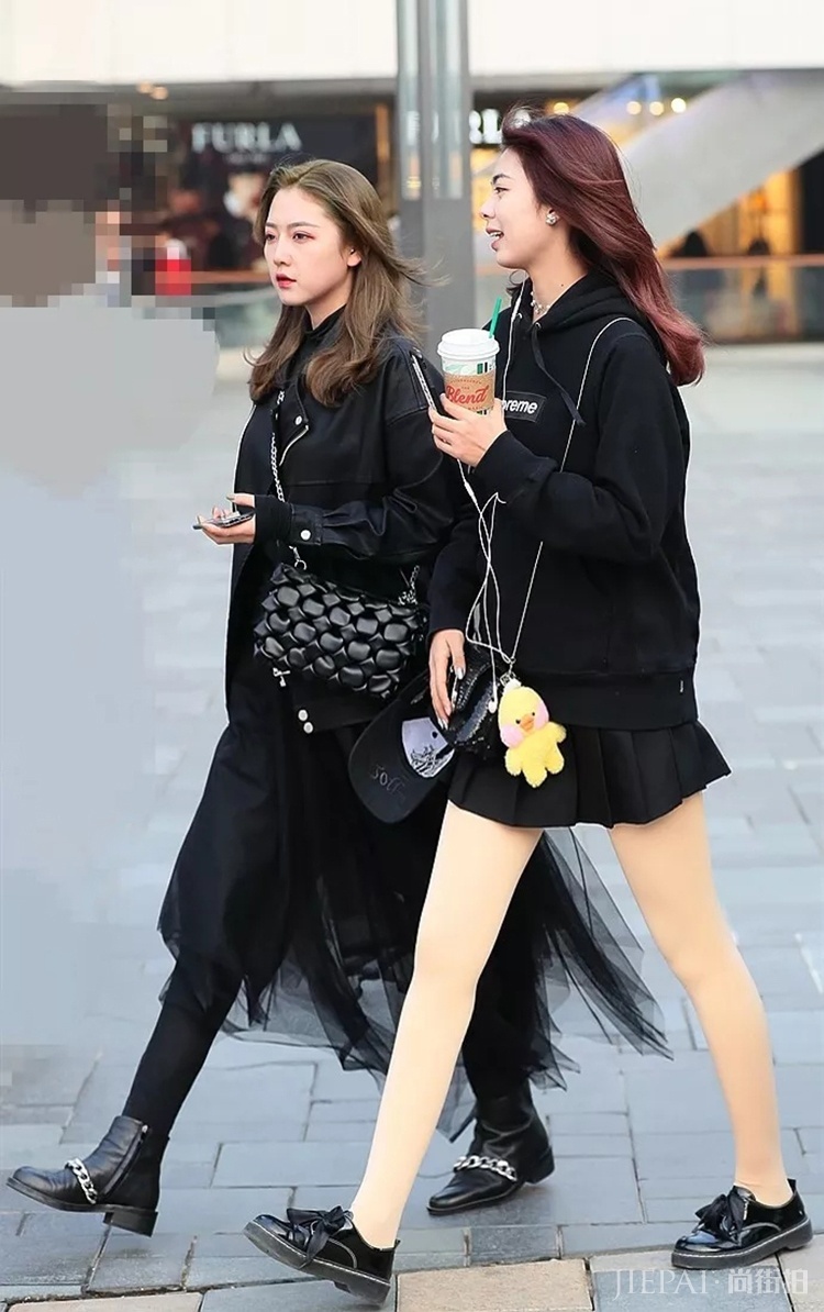 对于腿长的女生来说,永远都缺一条裤子