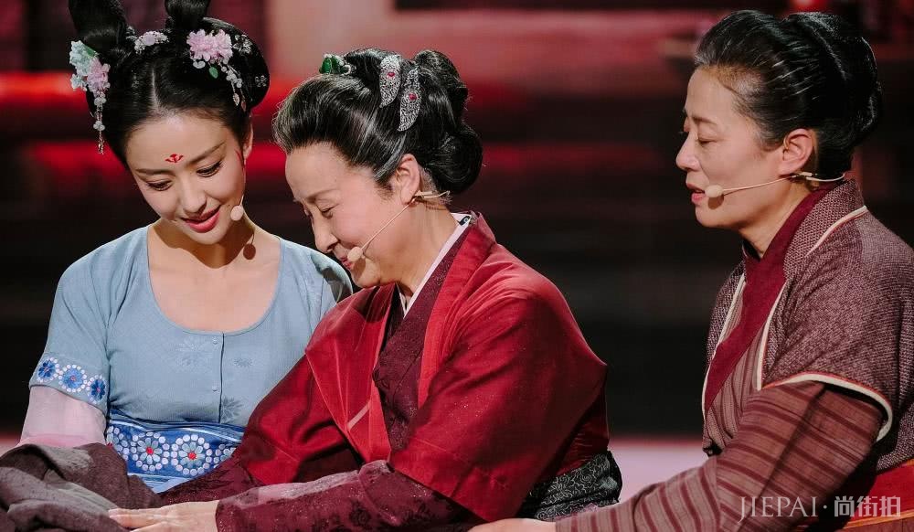 《国家宝藏》中佟丽娅穿襦裙温婉典雅极了，真漂亮