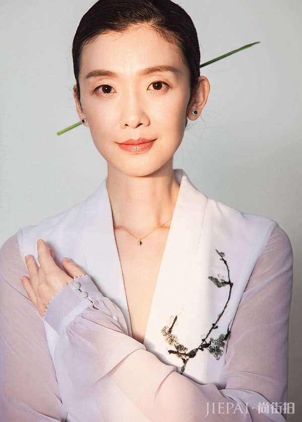 “十八岁的天空”倪景阳,如今容貌未变美出天际!