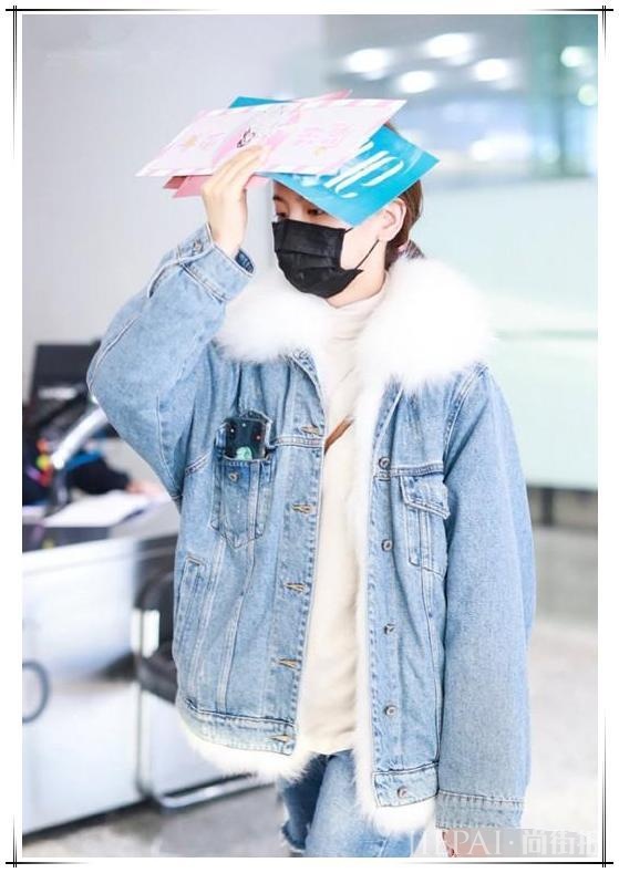 杨超越离开浓妆加持眼睛暗淡又无神