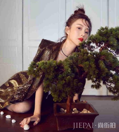 冯提莫登时尚杂志封面,写真照野性十足