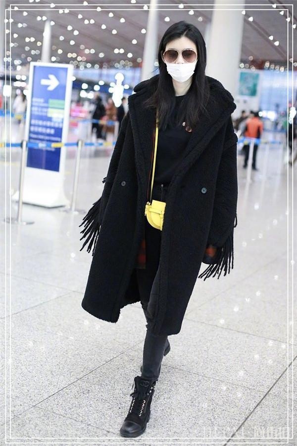 奚梦瑶穿流苏大衣，风格保守何止一点，何猷君真会管教