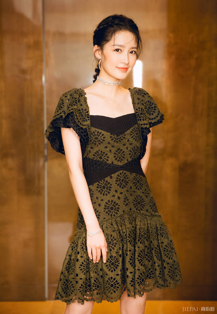 杨幂皮衣混搭荷叶裙李沁的礼服领口太特别！